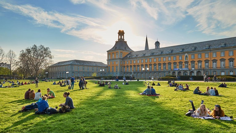 Universität-Bonn_1920x1080px_50_uni_sonnentag_110416_06-Volker-Lannert.jpg