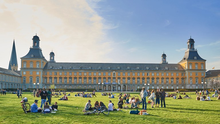 Universität-Bonn_1920x1080px_55_uni_sonnentag_110416_05-Volker-Lannert.jpg
